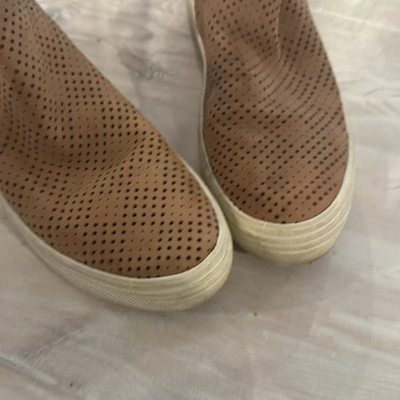 Dolce Vita Sneakers - Picture 5 of 9